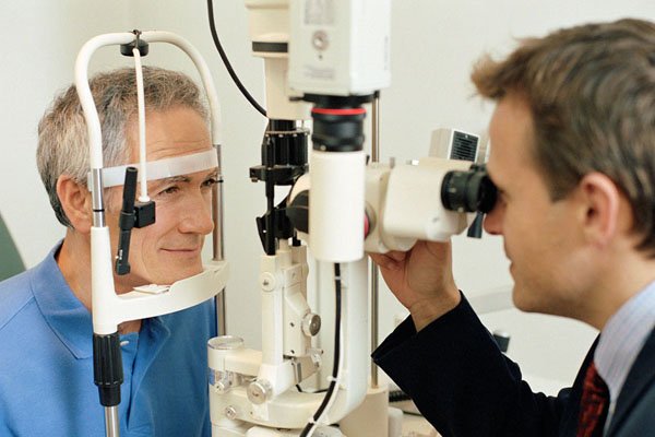 Mann beim Augenarzt wegen Glaukom